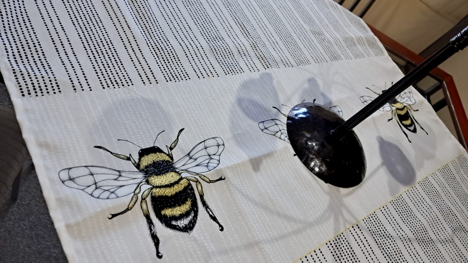Table Runner Bees - Image 3