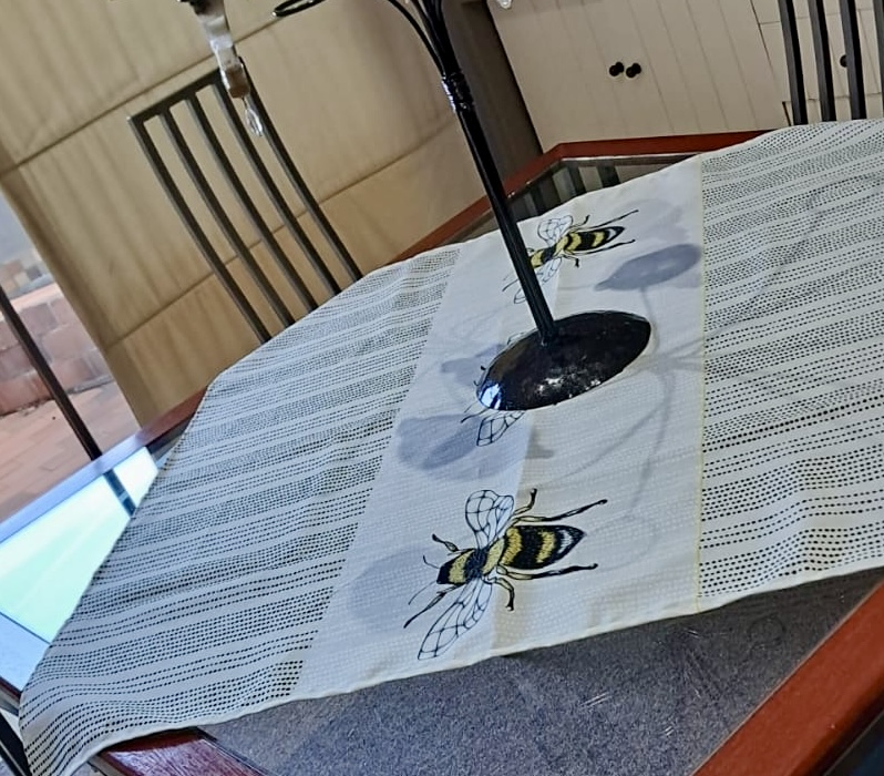Table Runner Bees - Image 2