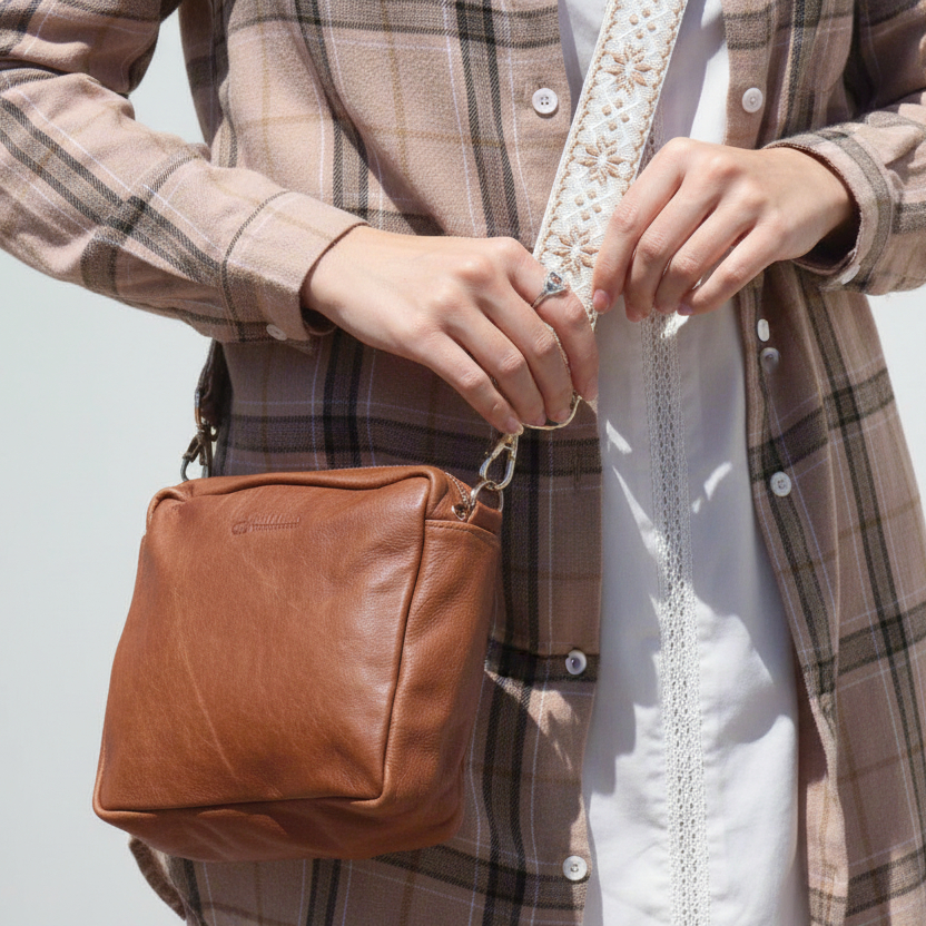 O Kelly Leather Slingbag - Image 7